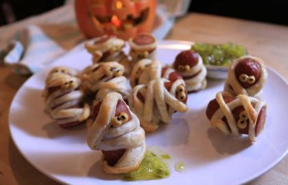 Làm những chú lợn xác ướp này trong chăn cho Halloween