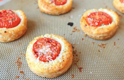 Những chiếc bánh phồng cà chua phô mai Parmesan đơn giản này là món ăn nhẹ hoàn hảo cho bữa tiệc