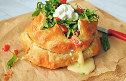 Chào mừng đêm giao thừa với món Brie En Croûte nướng tuyệt vời của Crunchwrap